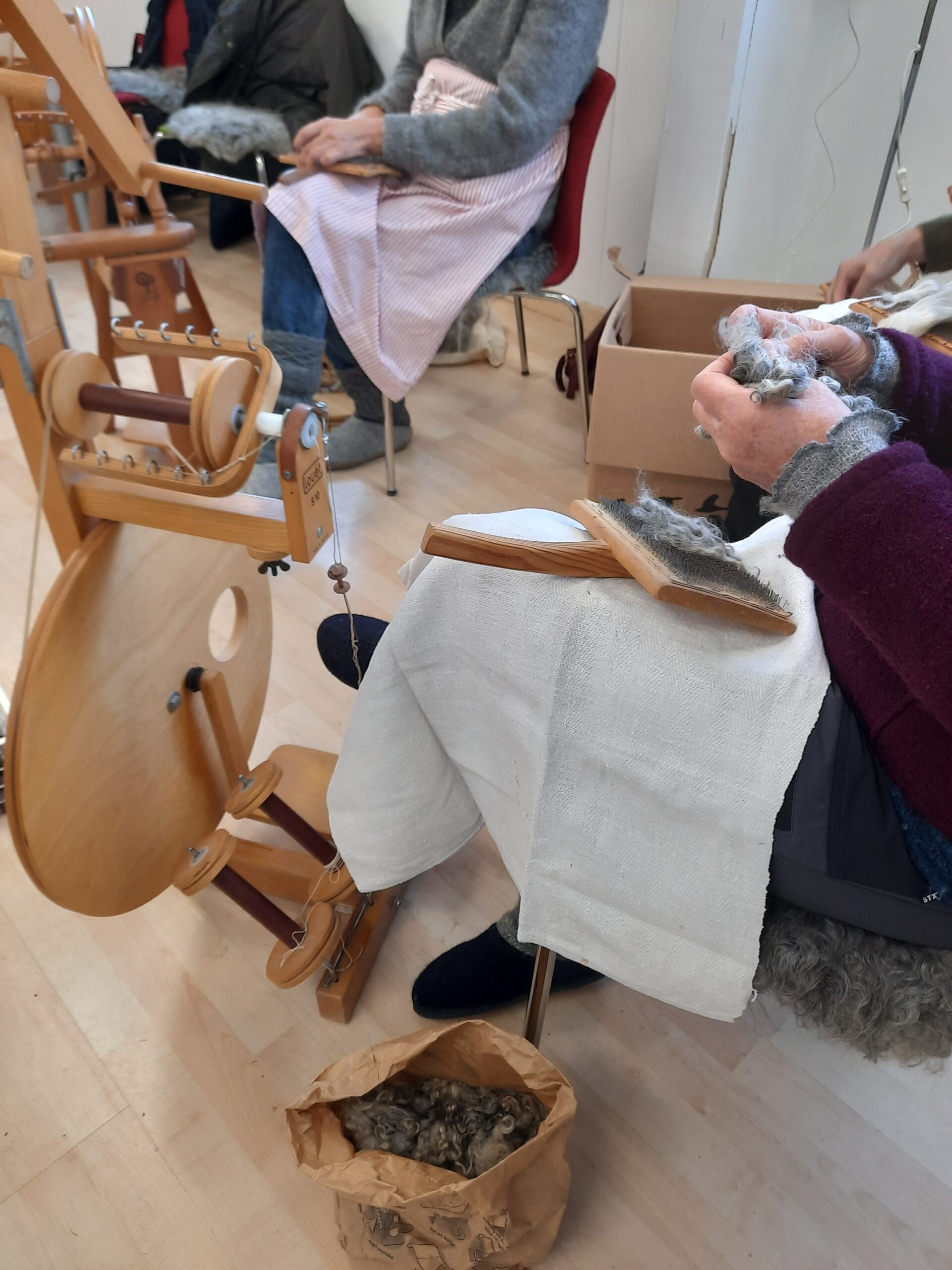 Datum: 18–19 april Kursledare: Stefan Moberg Drömmer du om att skapa ditt eget garn från grunden? Välkommen till en inspirerande kurs i att spinna på spinnrock! Ta steget in i en gammal hantverkstradition och upptäck glädjen i att spinna ditt eget garn!